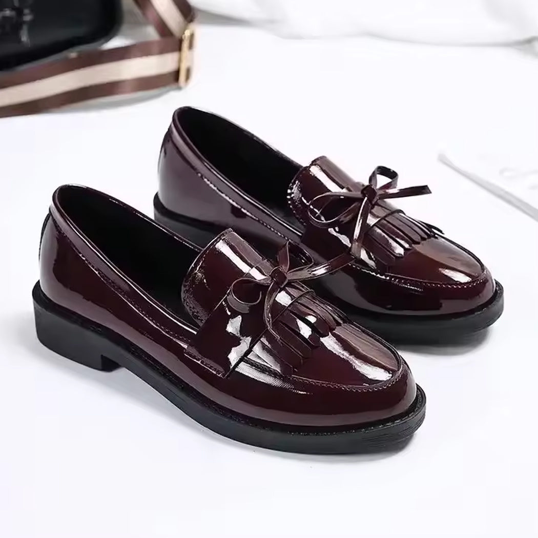 Mocasín de charol con flecos y lazo