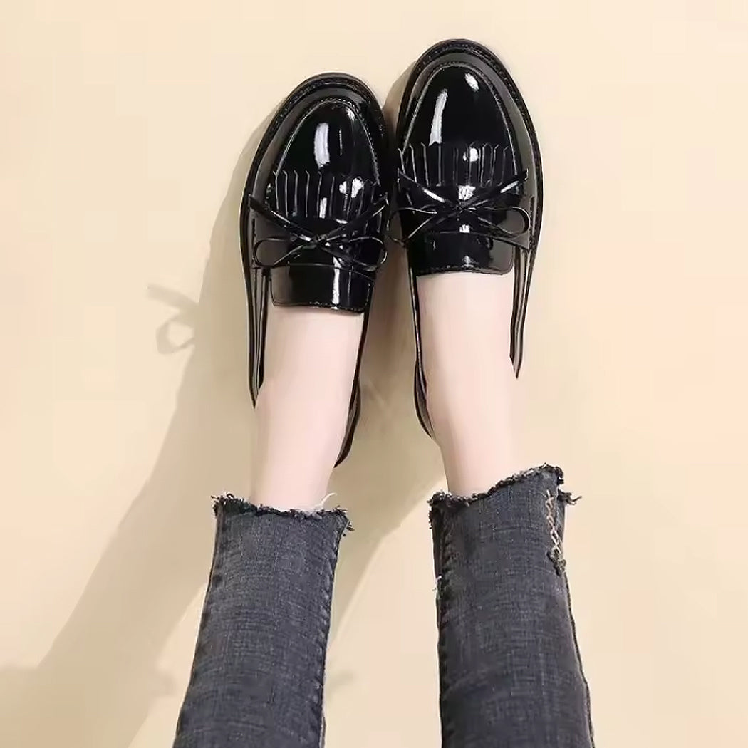Mocasín de charol con flecos y lazo