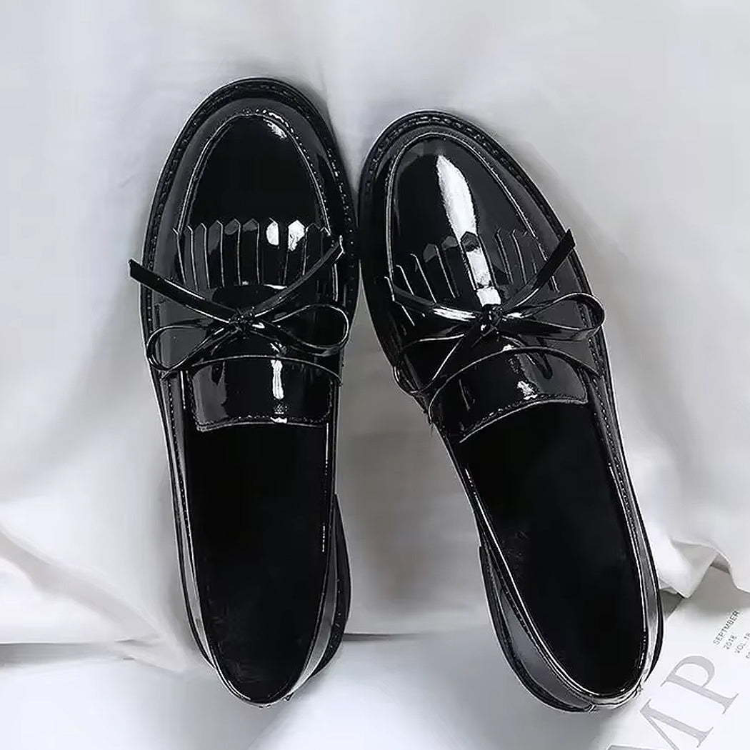 Mocasín de charol con flecos y lazo