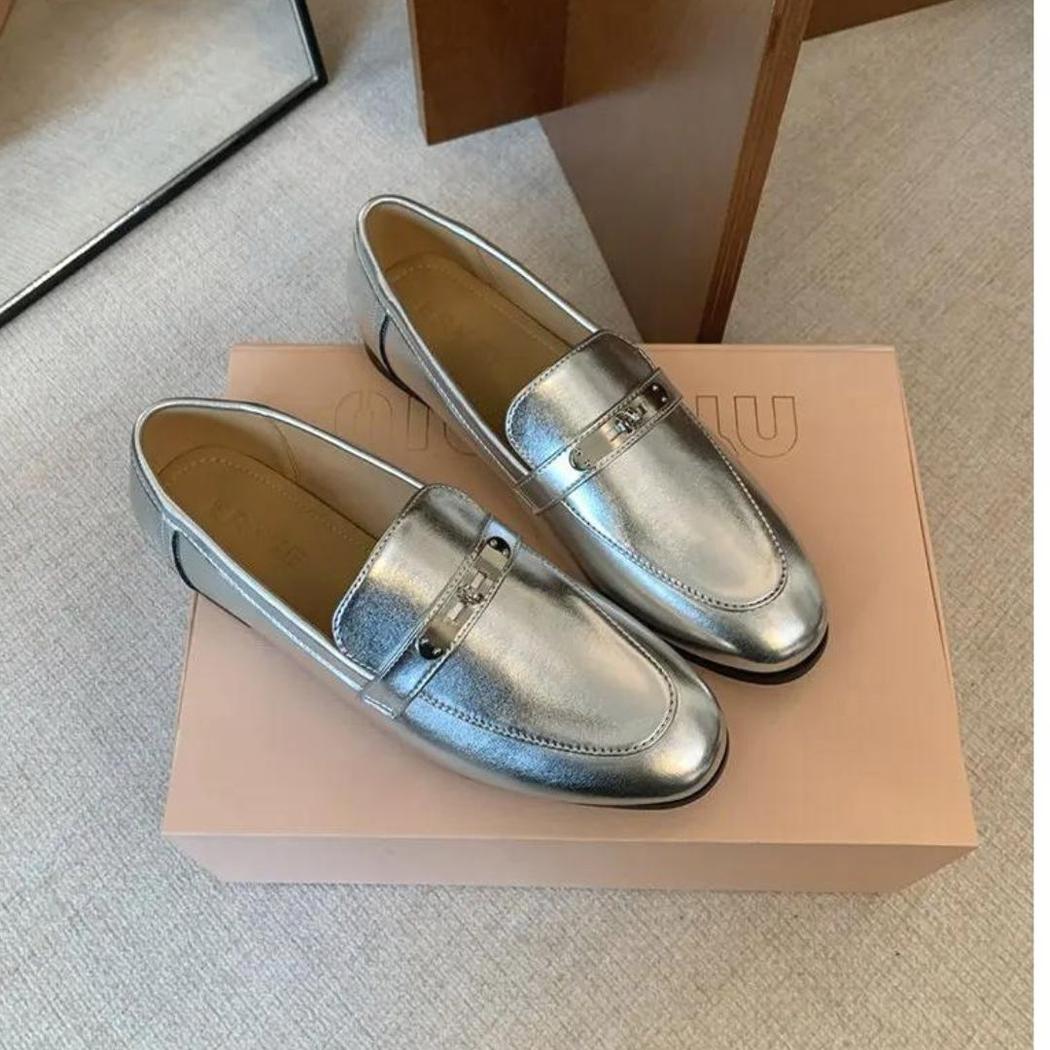 Mocasines plateados de tacón cuadrado para mujer