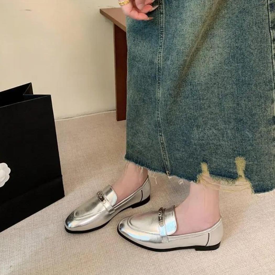 Mocasines plateados de tacón cuadrado para mujer