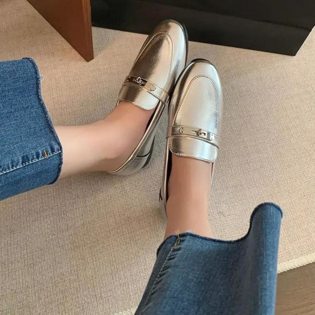 Mocasines plateados de tacón cuadrado para mujer
