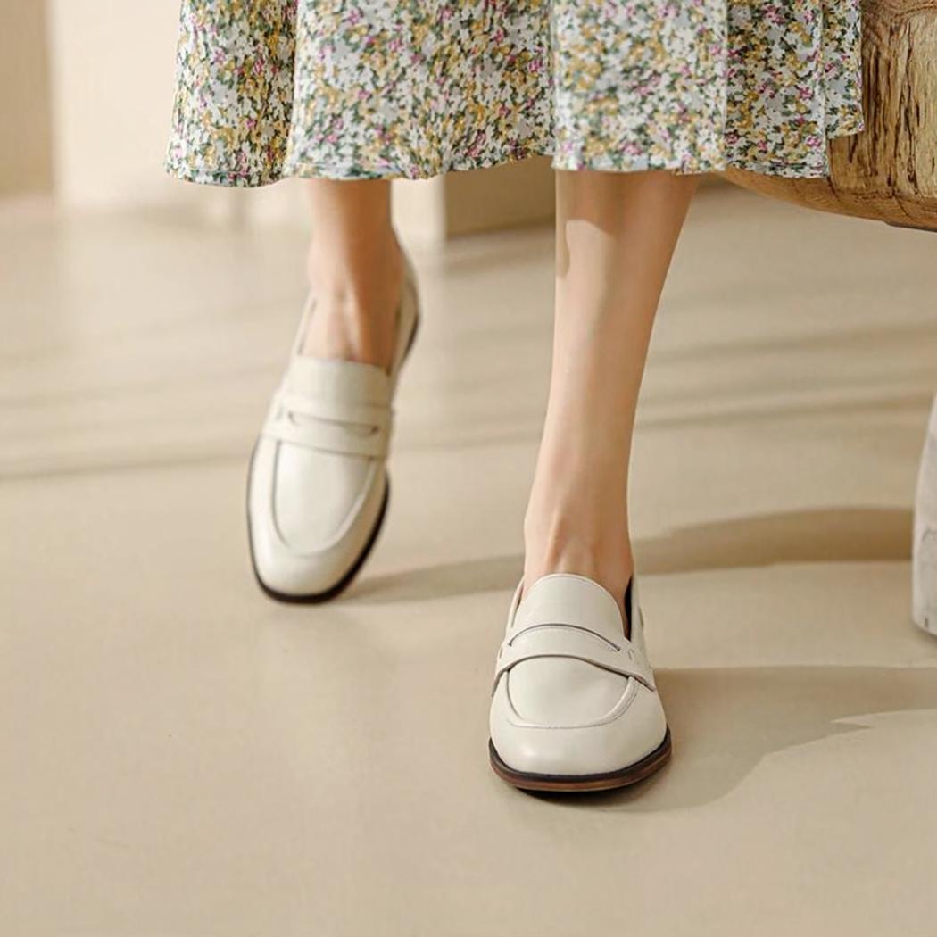 Mocasines beige de suela marrón para mujer en piel auténtica