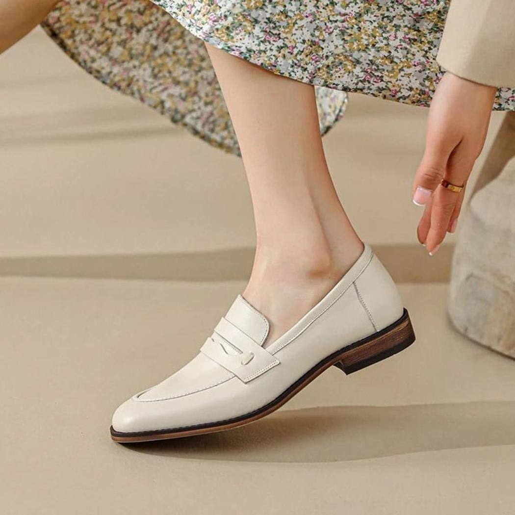 Mocasines beige de suela marrón para mujer en piel auténtica