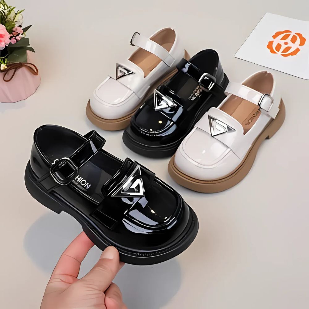 Mocasines brillantes con hebilla para niña
