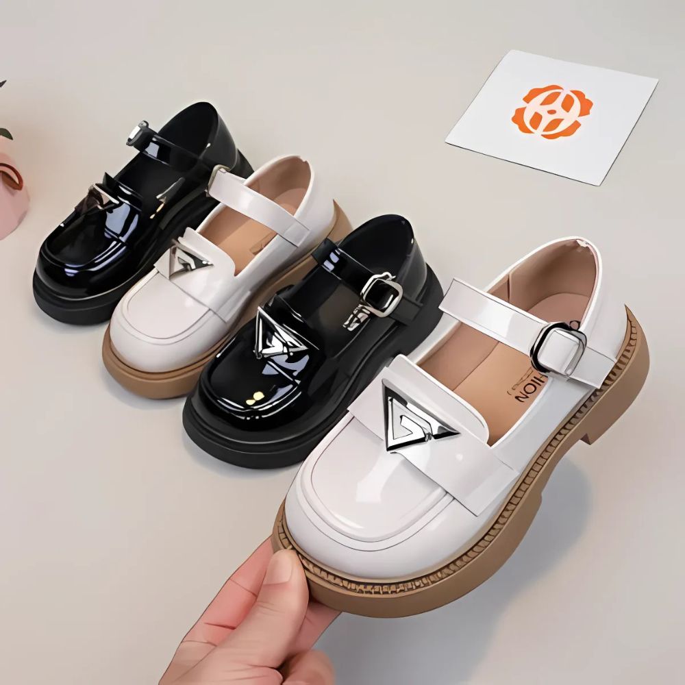 Mocasines brillantes con hebilla para niña