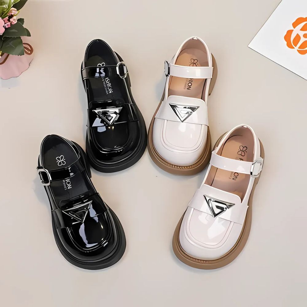 Mocasines brillantes con hebilla para niña