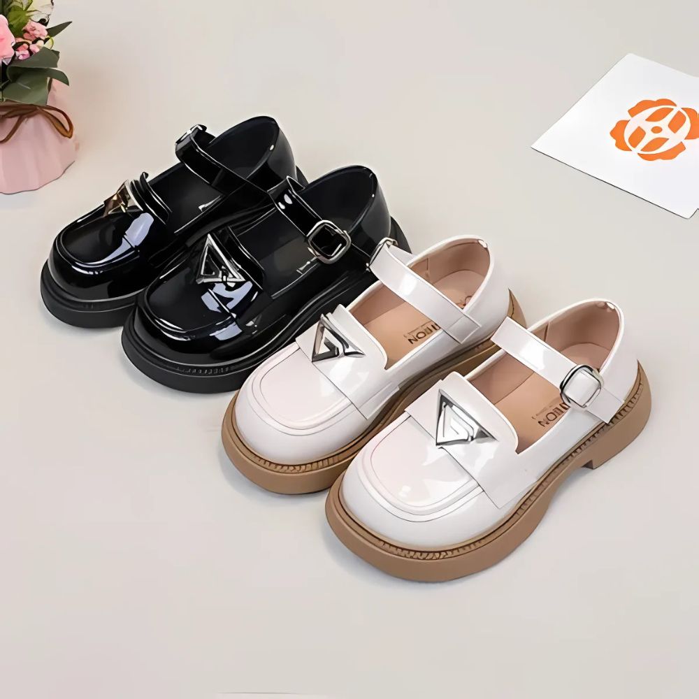 Mocasines brillantes con hebilla para niña