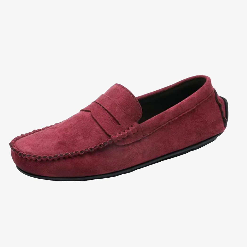 sobre un fondo blanco se ve un mocasín de gamuza sintética para hombre de color burdeos