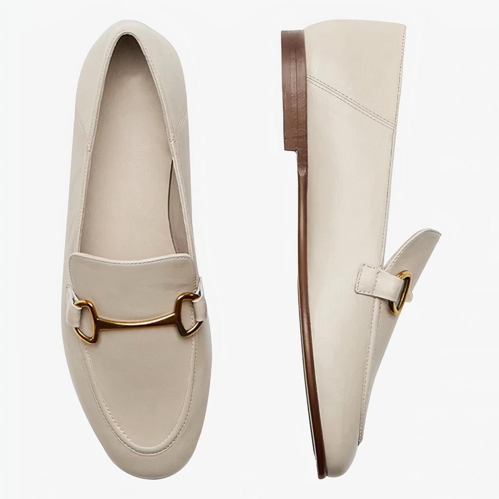 sobre un fondo claro se ve un par de mocasines beige finos y ligeros de piel auténtica