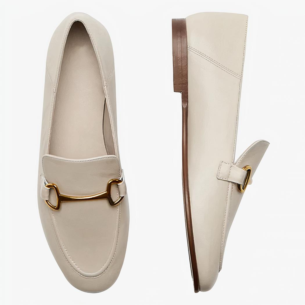 sobre un fondo claro se ve un par de mocasines beige finos y ligeros de piel auténtica
