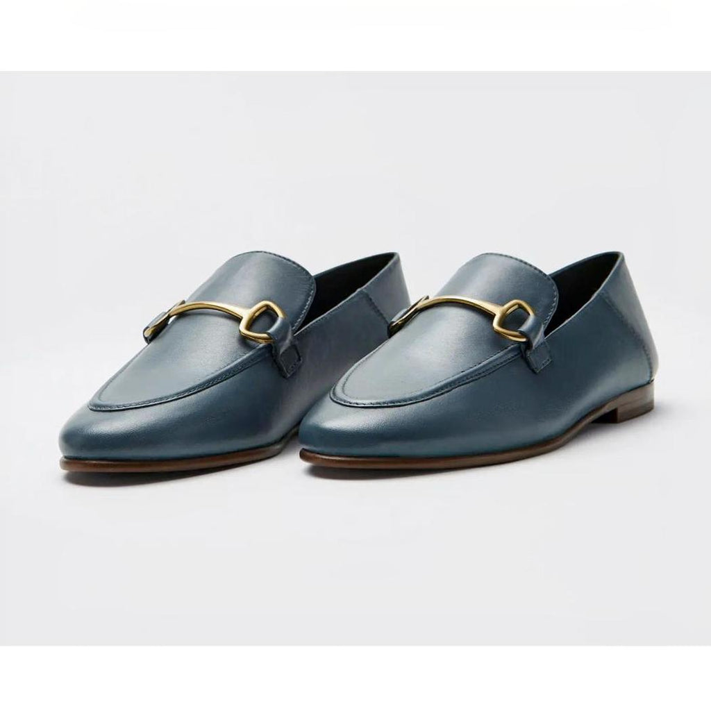 Mocasines finos con hebilla de metal dorado en piel auténtica