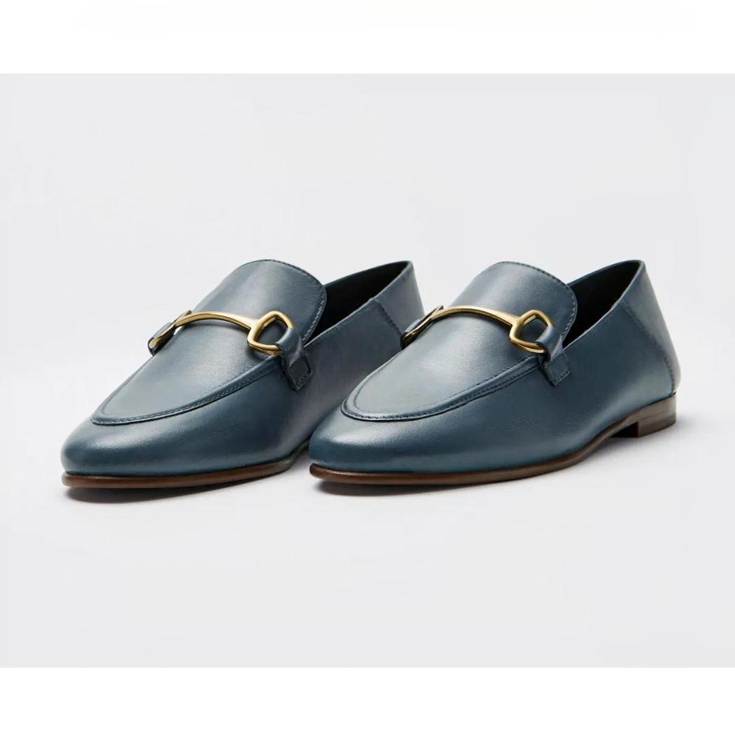 Mocasines finos con hebilla de metal dorado en piel auténtica