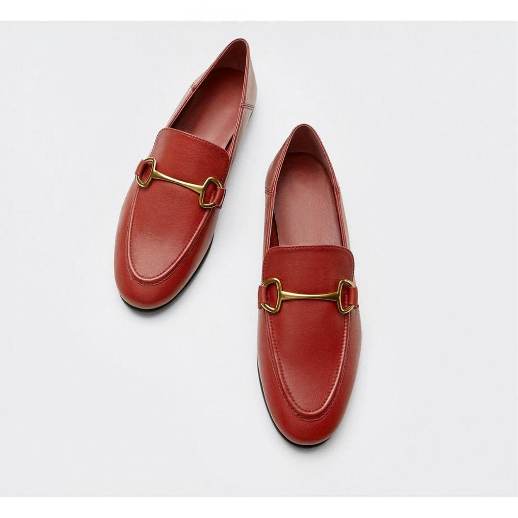 Mocasines finos con hebilla de metal dorado en piel auténtica