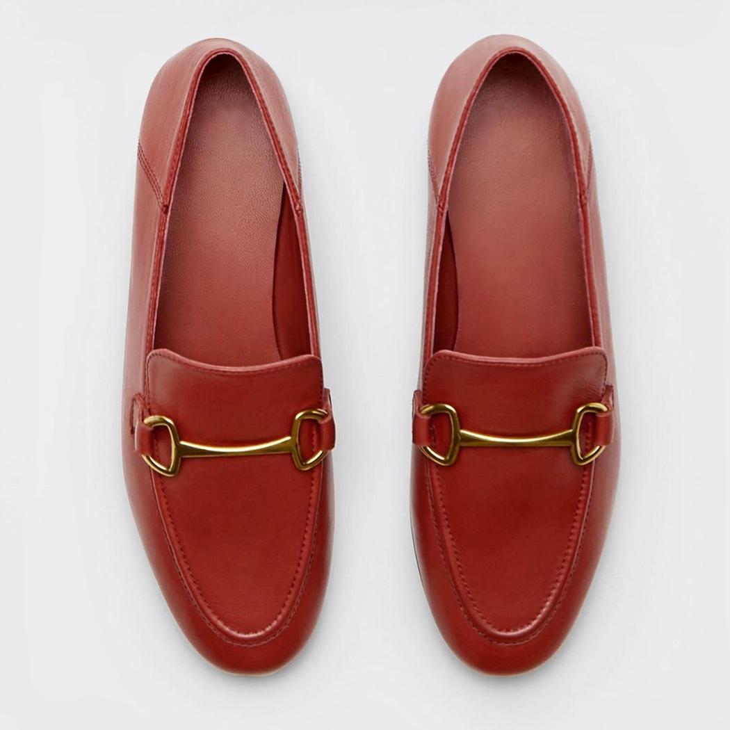 Mocasines finos con hebilla de metal dorado en piel auténtica