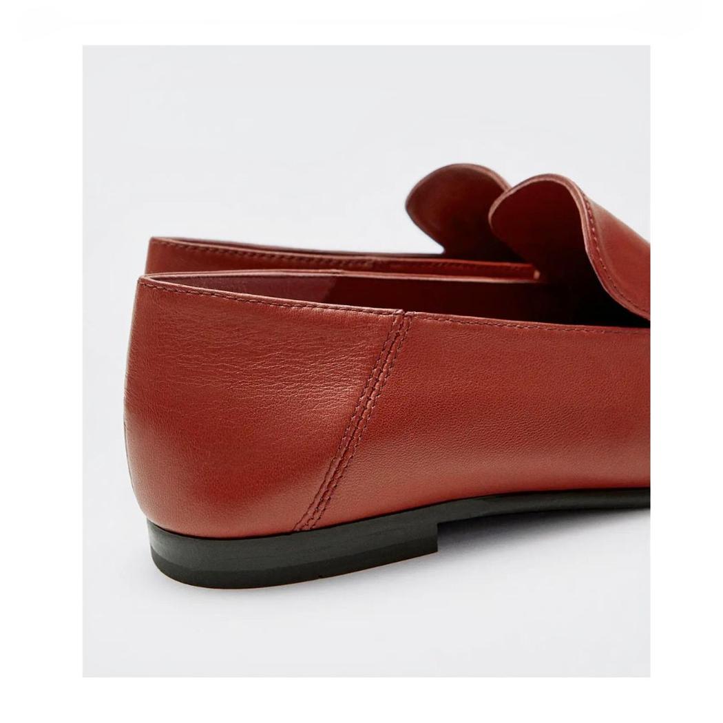 Mocasines finos con hebilla de metal dorado en piel auténtica