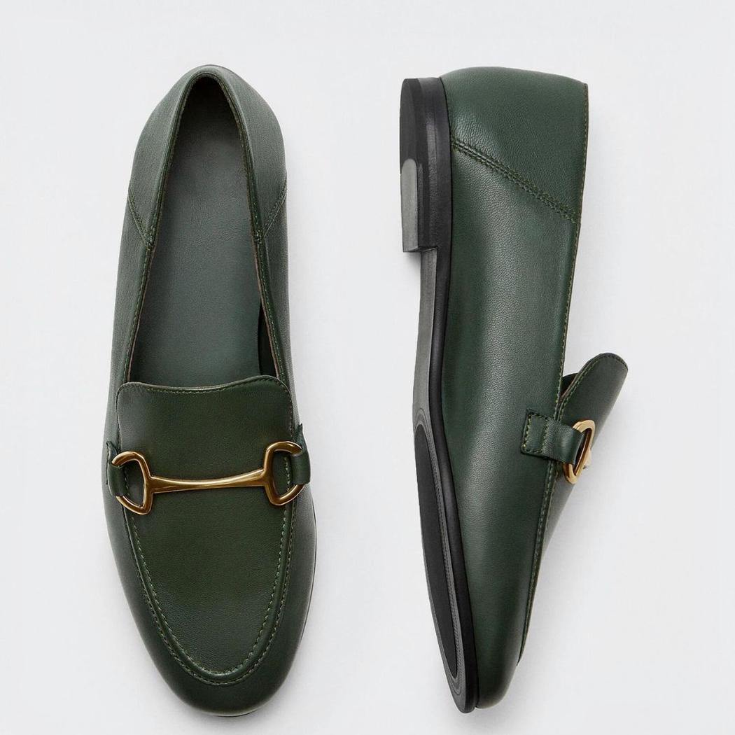 Mocasines finos con hebilla de metal dorado en piel auténtica