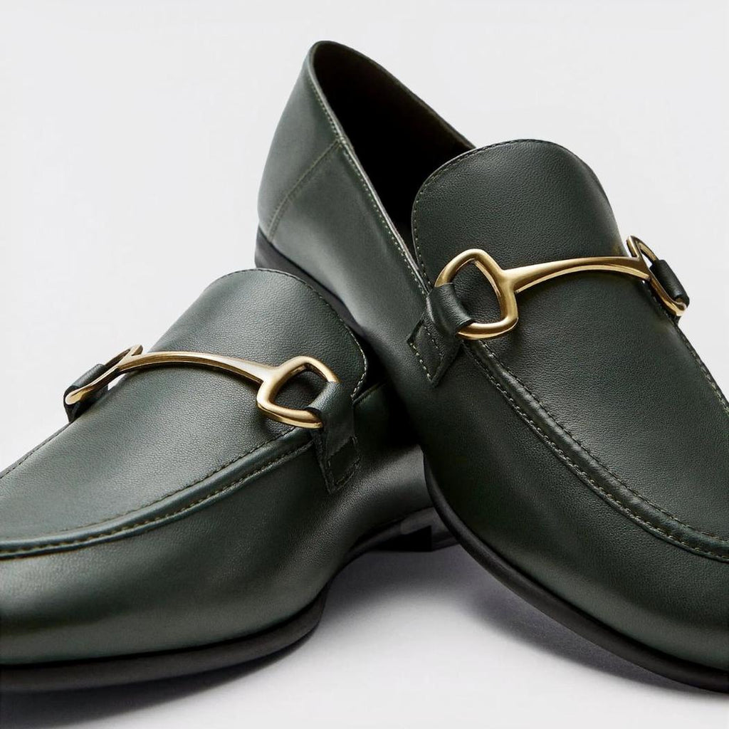 Mocasines finos con hebilla de metal dorado en piel auténtica