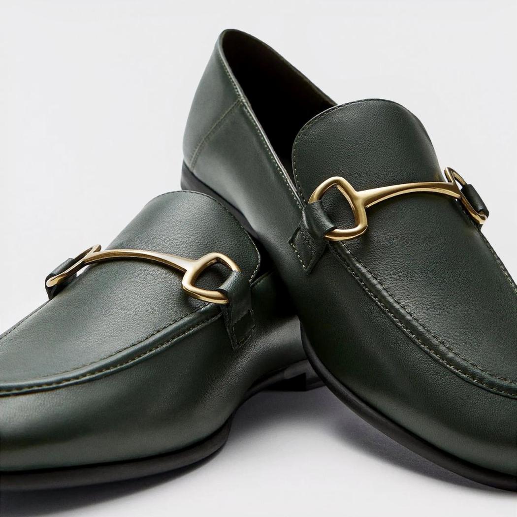 Mocasines finos con hebilla de metal dorado en piel auténtica