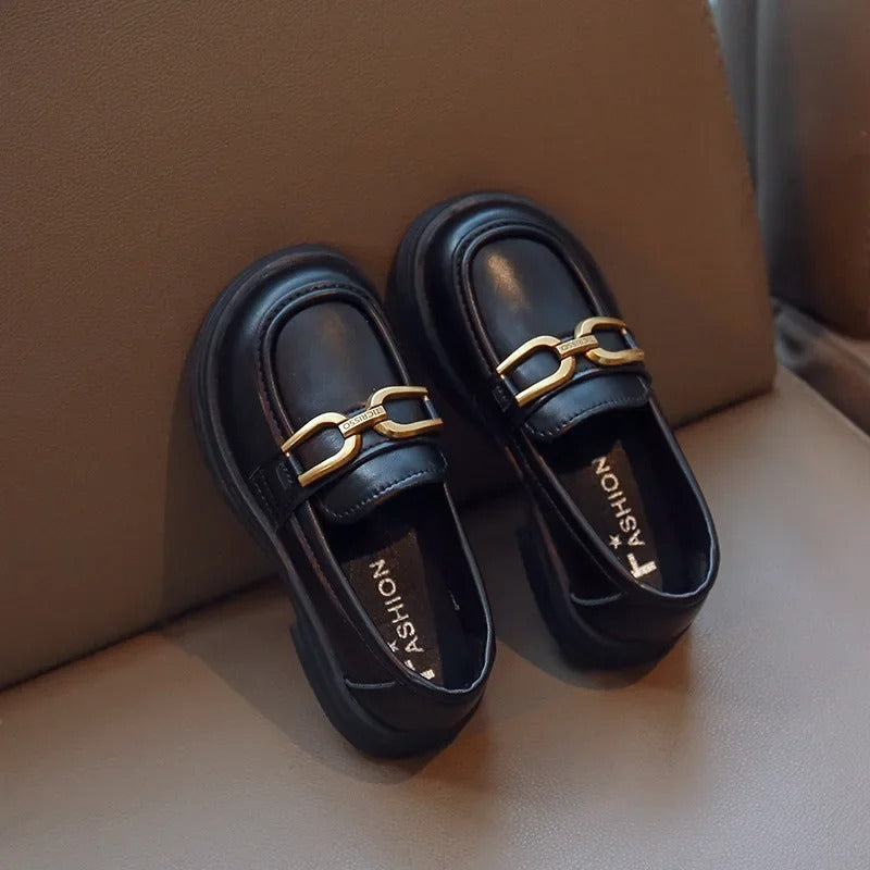 Mocasines oscuros para niña con hebilla