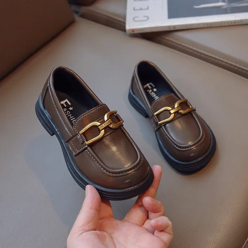 Mocasines oscuros para niña con hebilla
