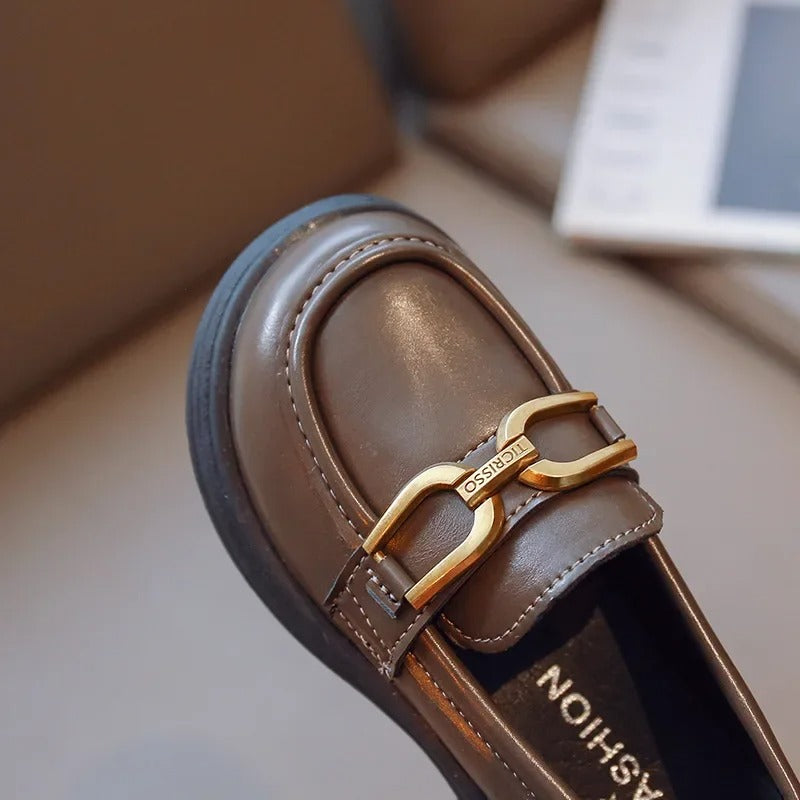 Mocasines oscuros para niña con hebilla