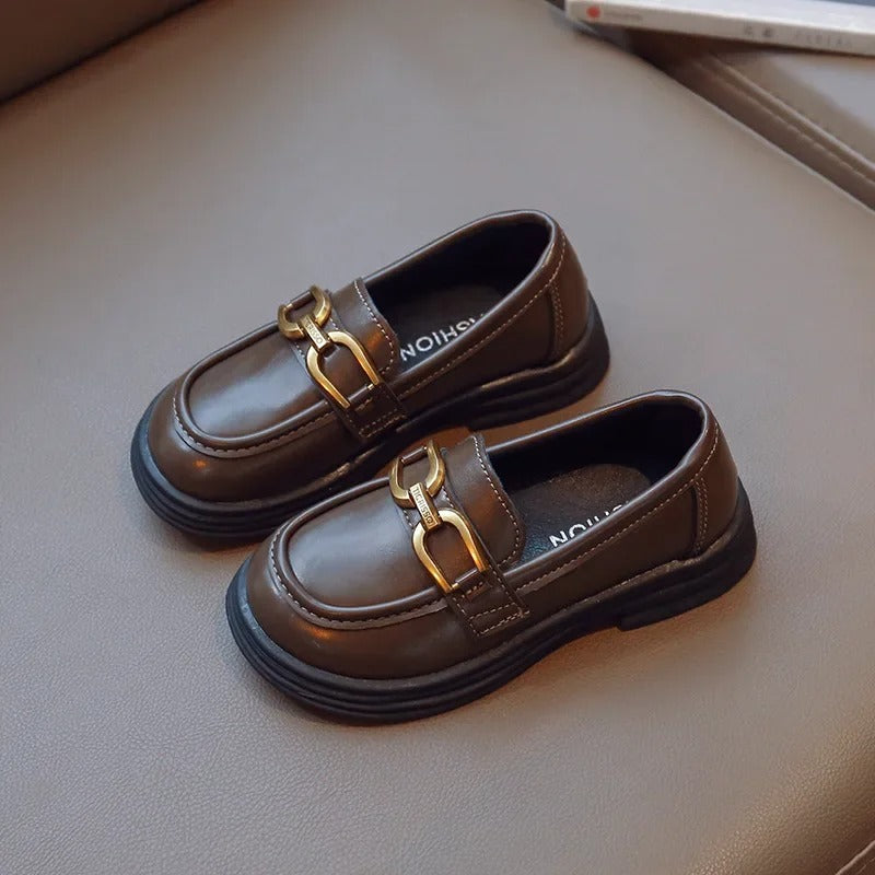 Mocasines oscuros para niña con hebilla