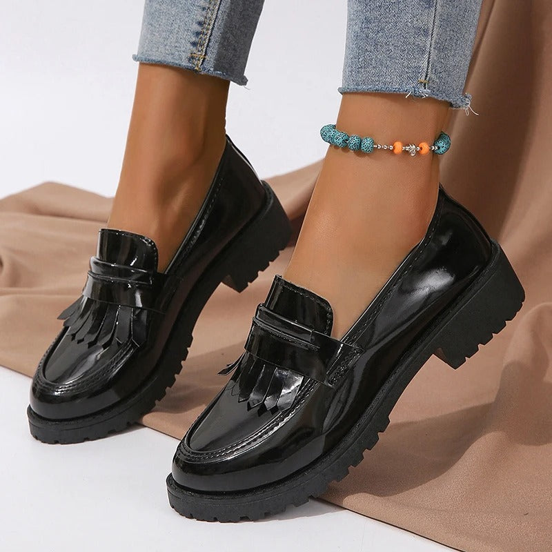 Mocasines con flecos de charol para mujer