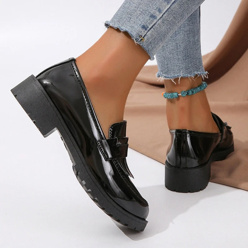Mocasines con flecos de charol para mujer