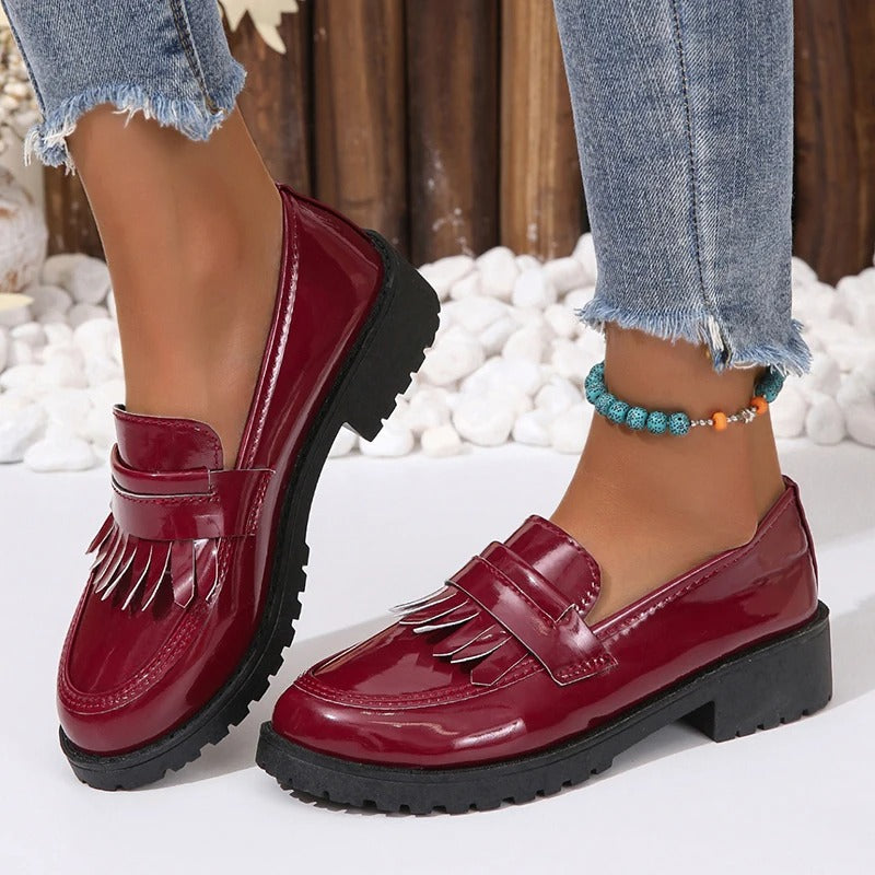 Mocasines con flecos de charol para mujer