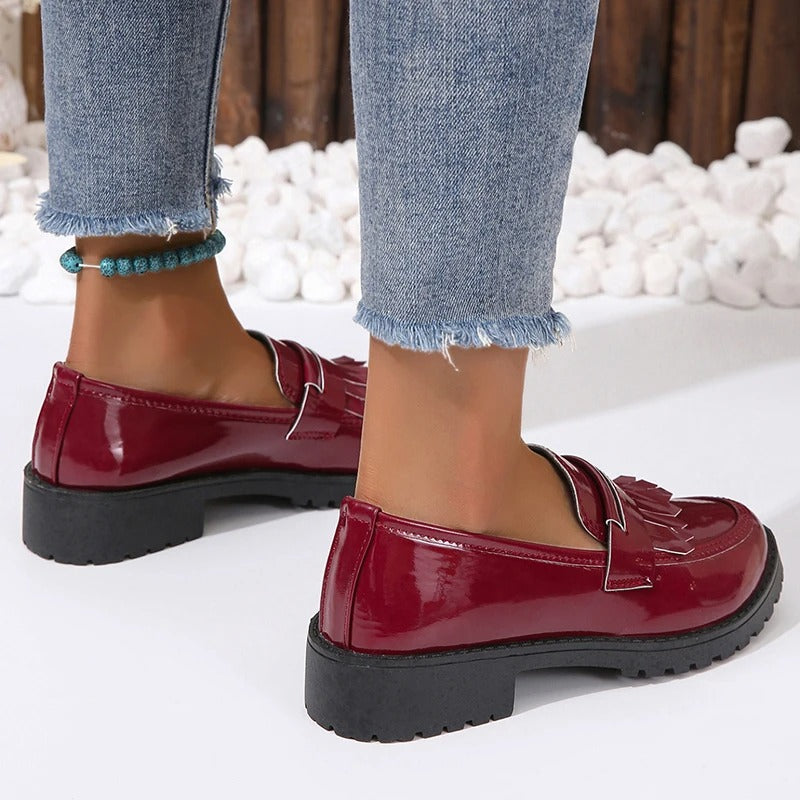Mocasines con flecos de charol para mujer