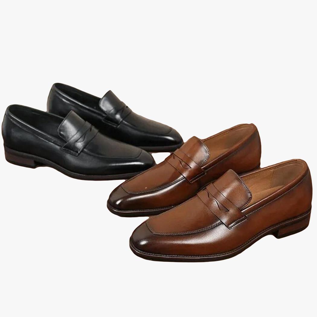 Sobre un fondo marrón se ven dos pares de mocasines de vestir de piel auténtica para hombre, uno negro y otro marrón