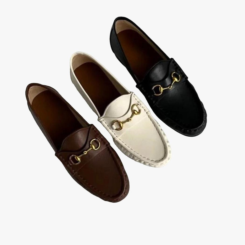 Se ven, sobre un fondo gris claro, 3 mocasines flexibles de piel auténtica para mujer: uno blanco, uno marrón y uno negro.