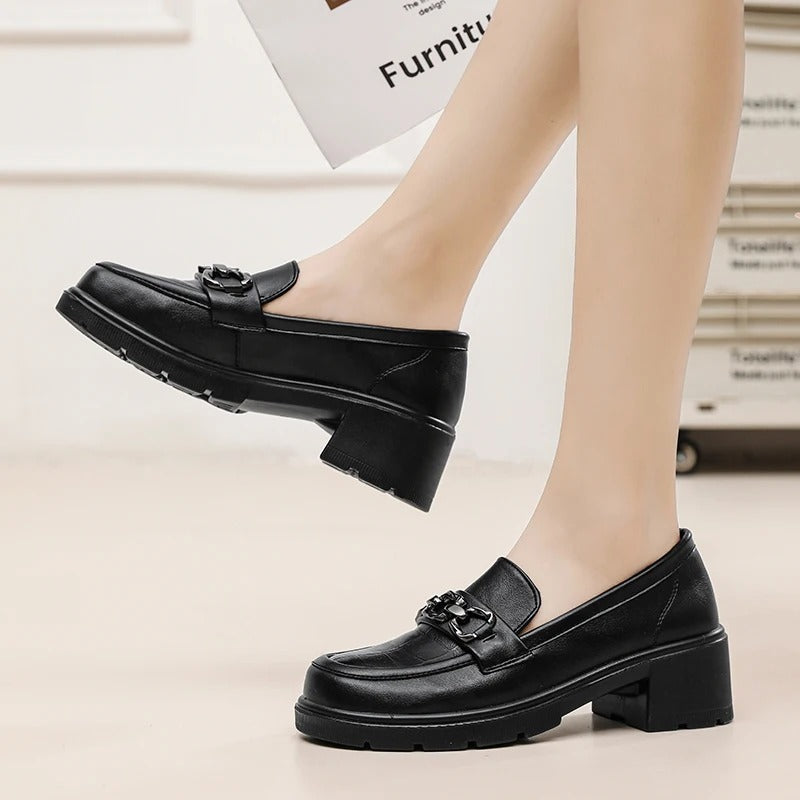 Mocasines tacones cuadrados y hebilla plateada para mujer