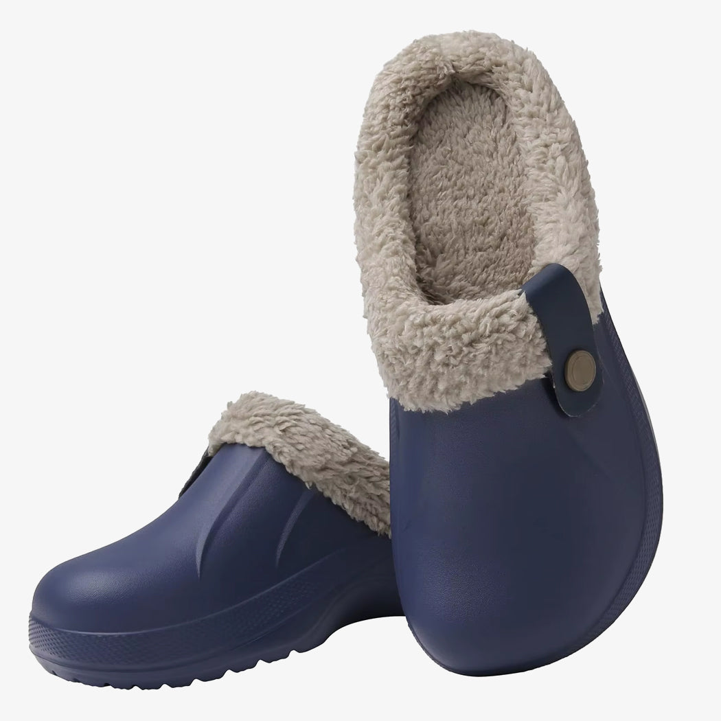 Par de mocasines tipo zueco forrados de plástico para mujer en azul sobre fondo blanco