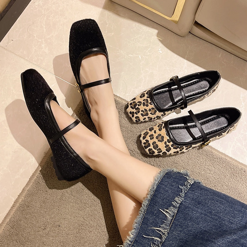 Mocasín plano estilo bailarina con hebilla en el empeine