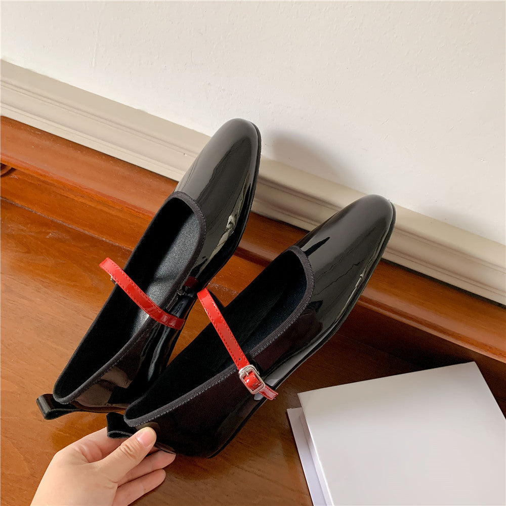 Mocasín estilo bailarina de charol con una hebilla fina en el empeine