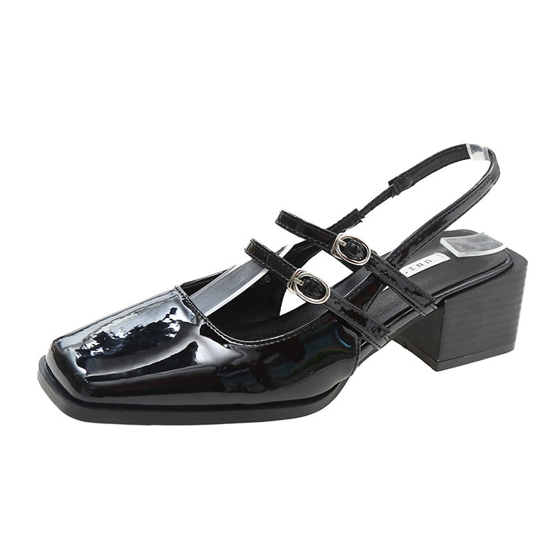 Mocasín de charol estilo bailarina con dos hebillas en el empeine y una hebilla en el talón