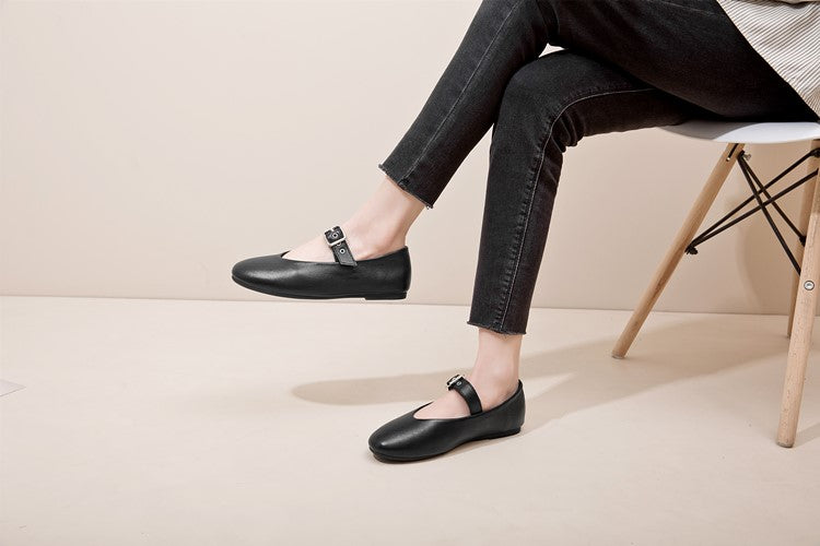 Mocasín mary jane negro de estilo rock con hebilla ajustable que cruza el empeine.