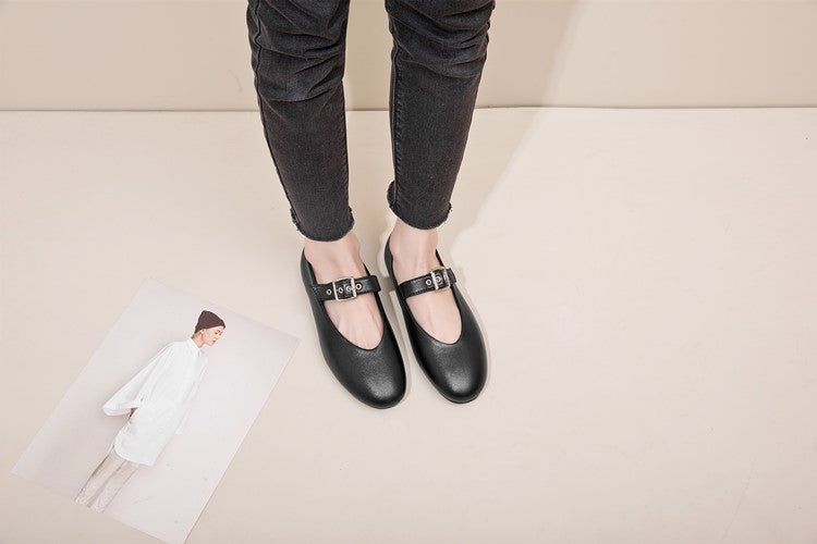 Mocasín mary jane negro de estilo rock con hebilla ajustable que cruza el empeine.
