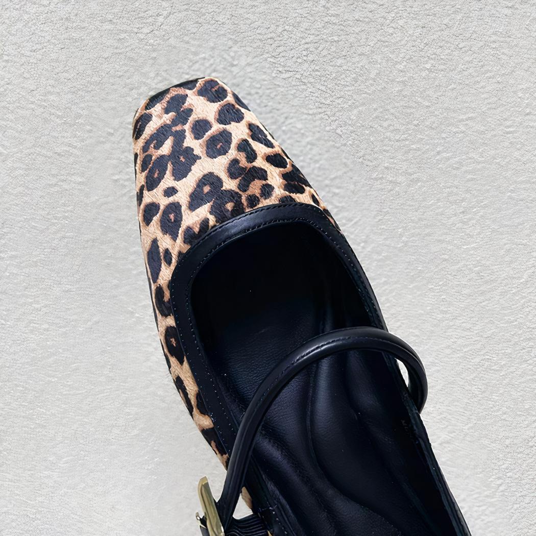 Mocasín estilo bailarina con estampado de leopardo y hebilla dorada