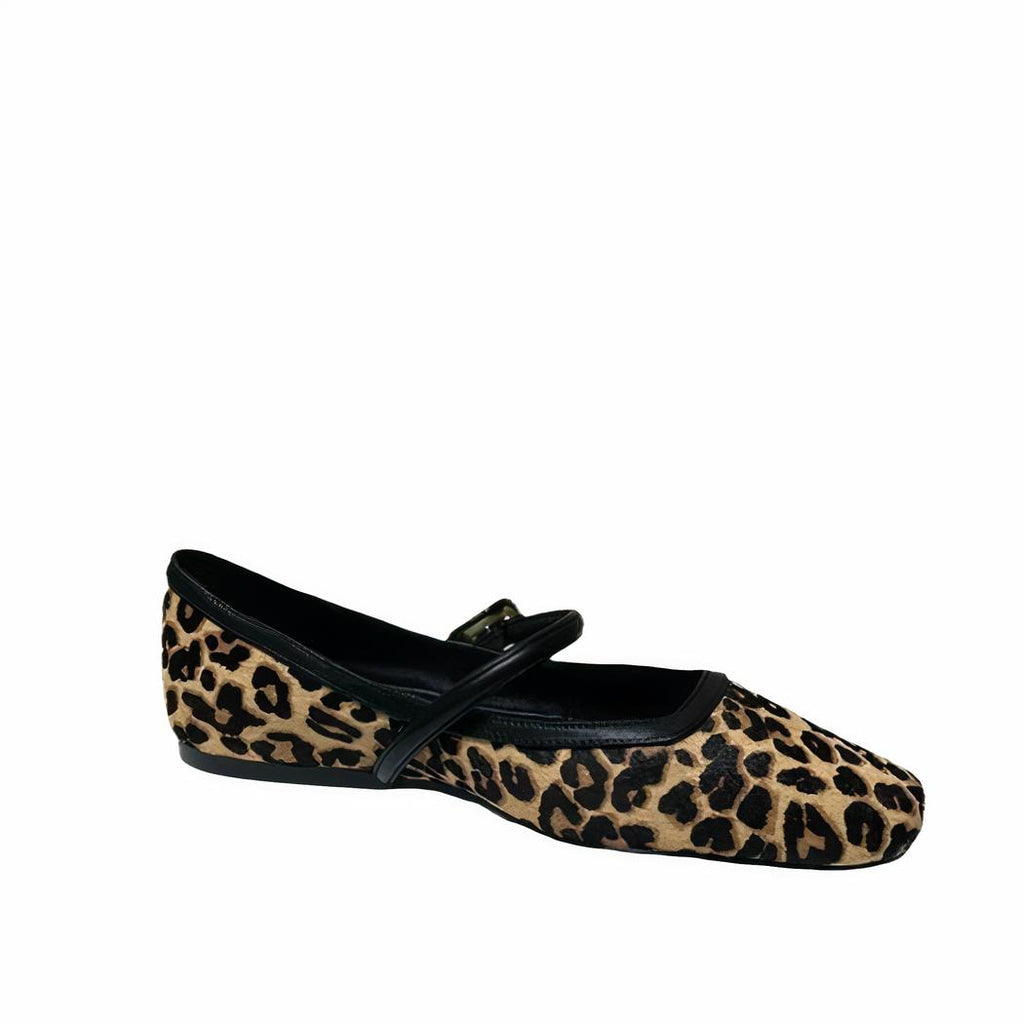 Mocasín estilo bailarina con estampado de leopardo y hebilla dorada