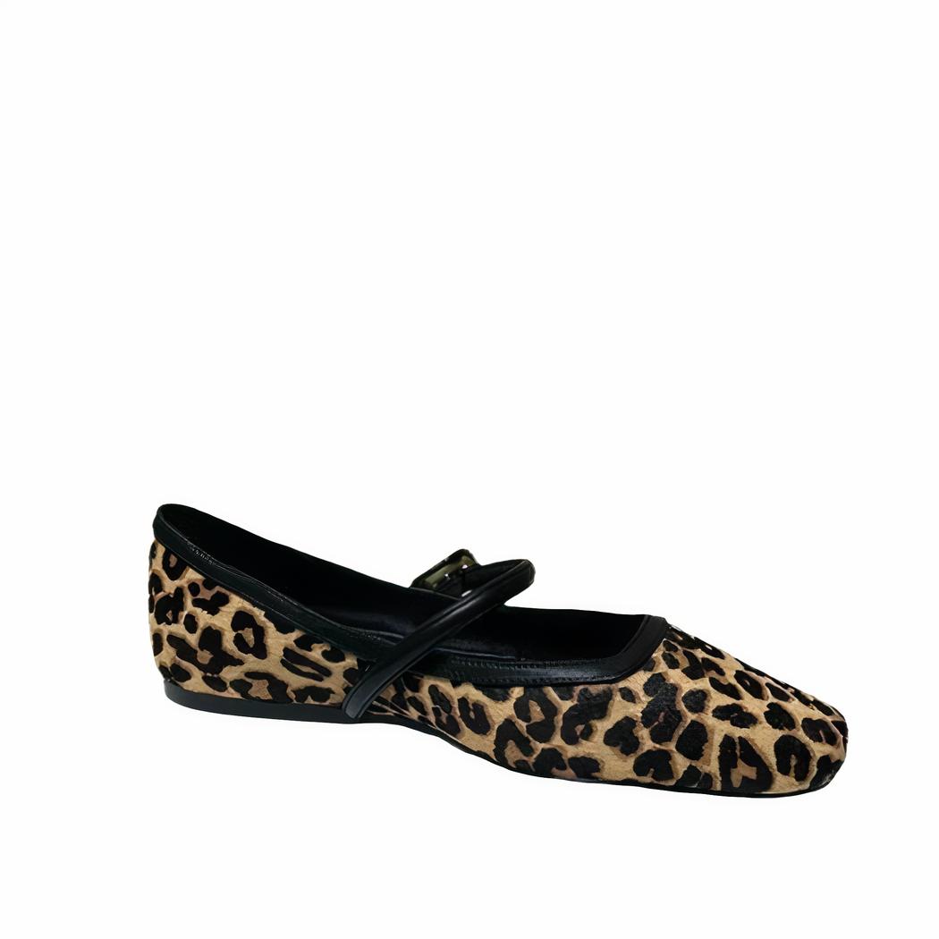 Mocasín estilo bailarina con estampado de leopardo y hebilla dorada