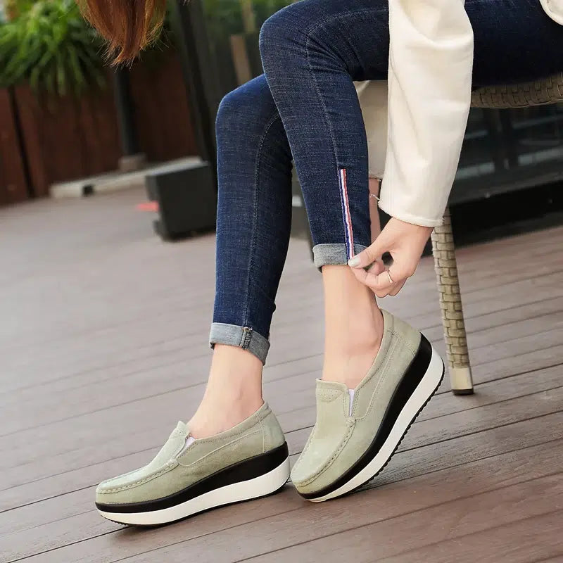 Mocasines de ante con suela compensada para mujer