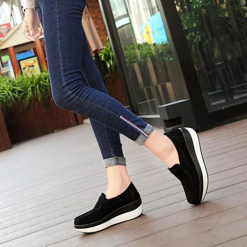 Mocasines de ante con suela compensada para mujer