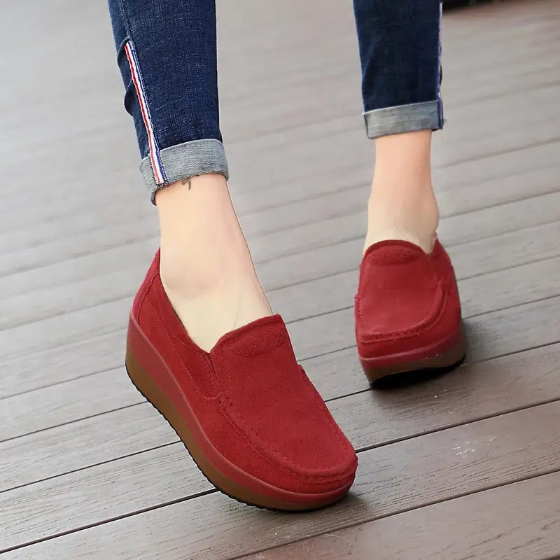Mocasines de ante con suela compensada para mujer