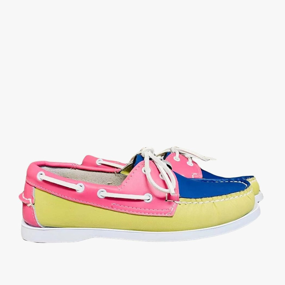 Mocasines de barco amarillos, rosas y azules, colocados de perfil sobre un suelo gris