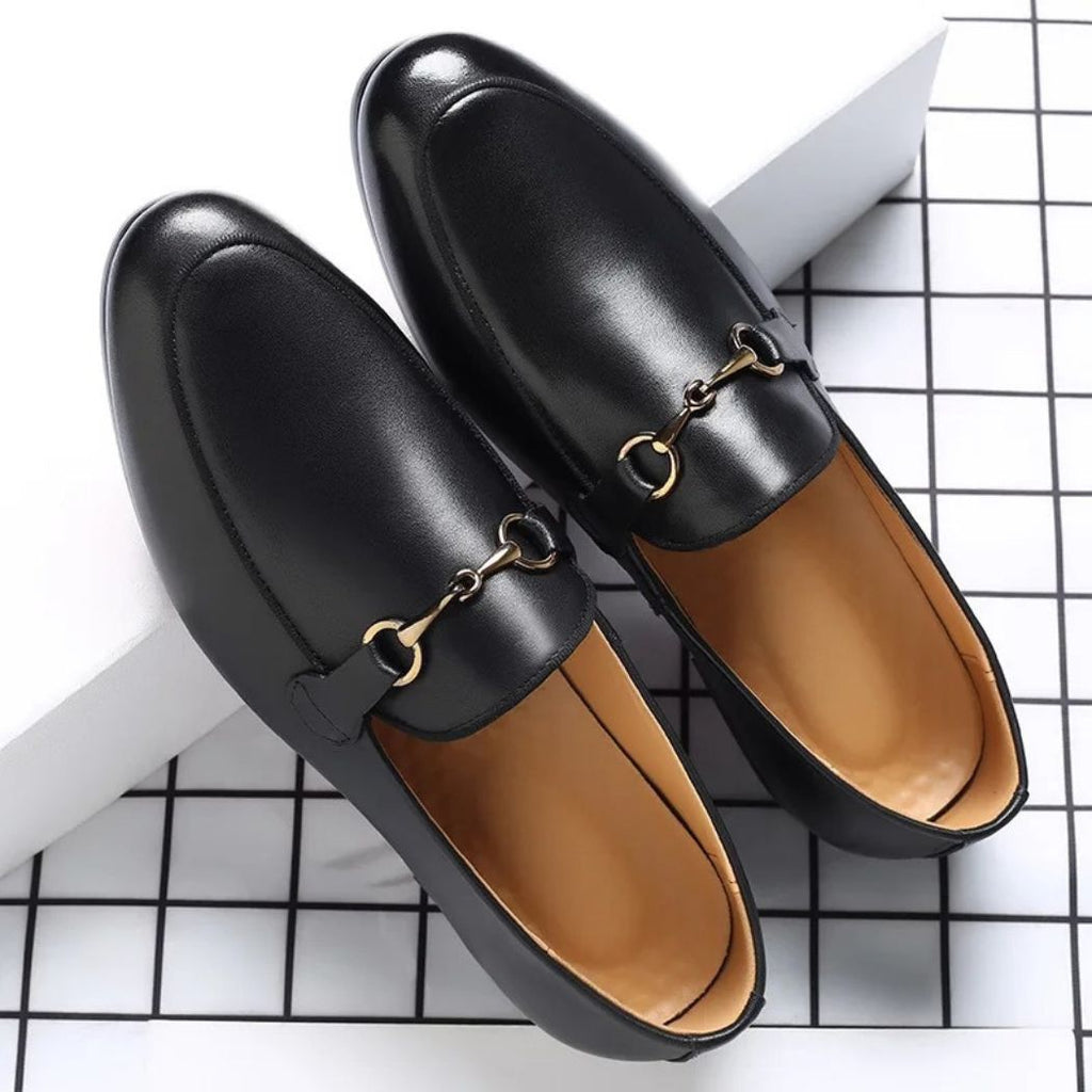 Mocasín negro con hebilla dorada en piel vegana