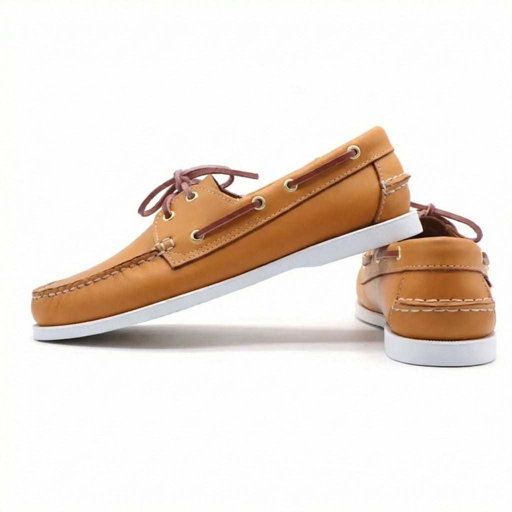 Mocasín náutico de piel con suela de color