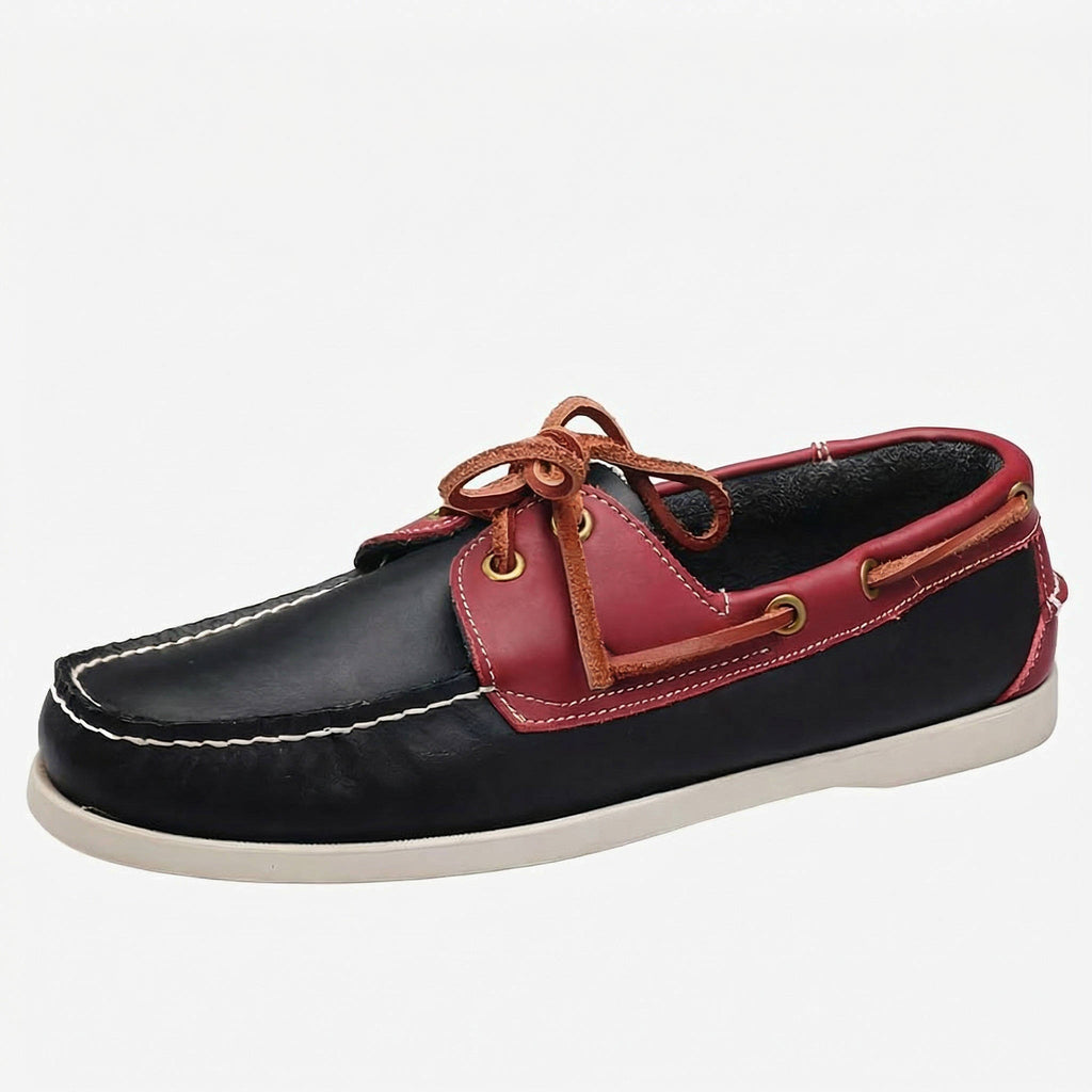 Mocasín estilo náutico en azul marino y burdeos, sobre fondo blanco